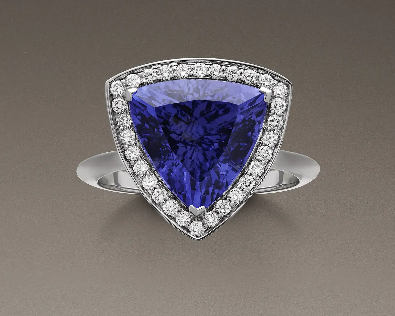 Ferrante jewelry photographer studio in Italy
