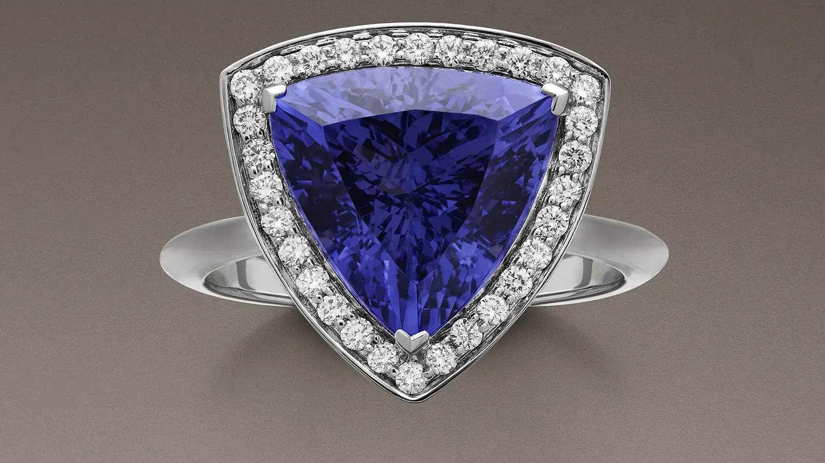 Ferrante jewelry photographer studio in Italy